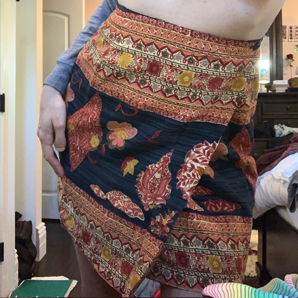 Patterned wrap skirt - Picture 4 of 5